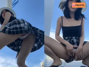 Em ghệ dâm đi đi chơi nhưng cũng không quên quay clip show hàng cho fans xem
