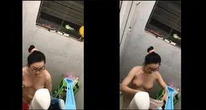 Quay lén nữ sinh nhà sát bên tắm