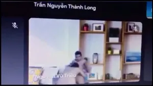 Học online quên không tắt camera lộ cảnh bồ đang liếm mút