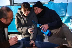 Chồng yêu ngu ngục để cô vợ đi cắm trại với hàng xóm