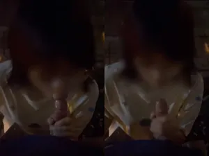 Cởi quần bắt con ghệ kính cận liếm cu