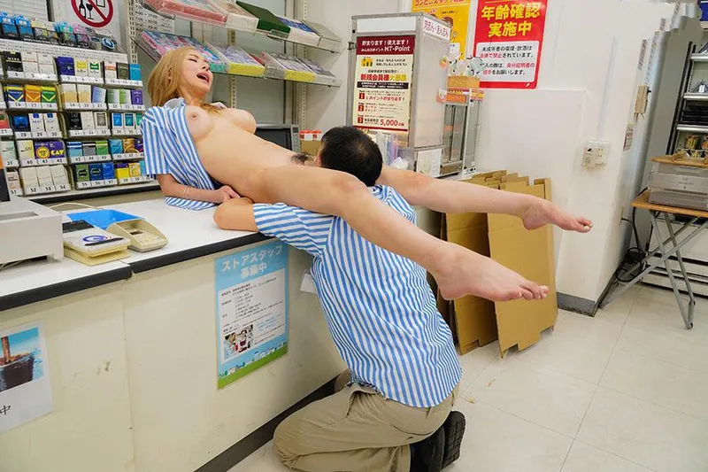 Anh cấp trên tống tình cục vàng ngổ ngáo của chủ cửa hàng tiện lợi