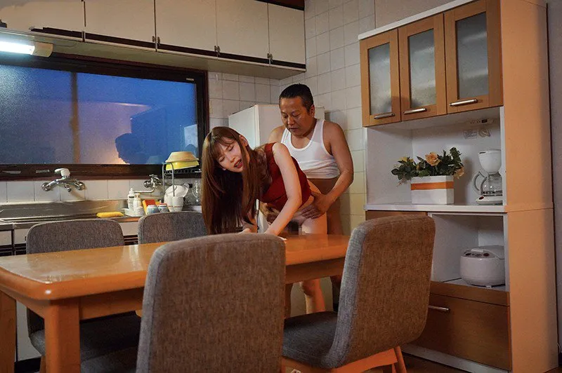 Con gái bị ông chồng mới của mẹ quan hệ mỗi ngày, cho dù đã có người yêu