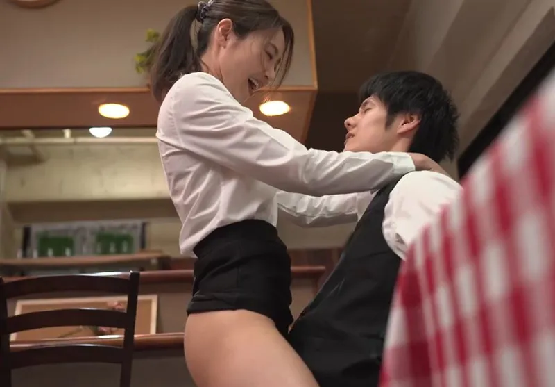 Cậu trai trẻ phang đồng nghiệp nữ làm chung công ty có chồng nhưng gã chồng “yếu”
